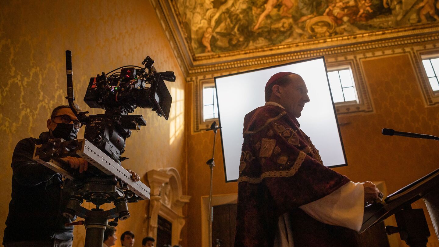 (L to R) Director of Photography Stéphane Fontaine and actor Ralph Fiennes on the set of Director Edward Berger’s CONCLAVE, a Focus Features release